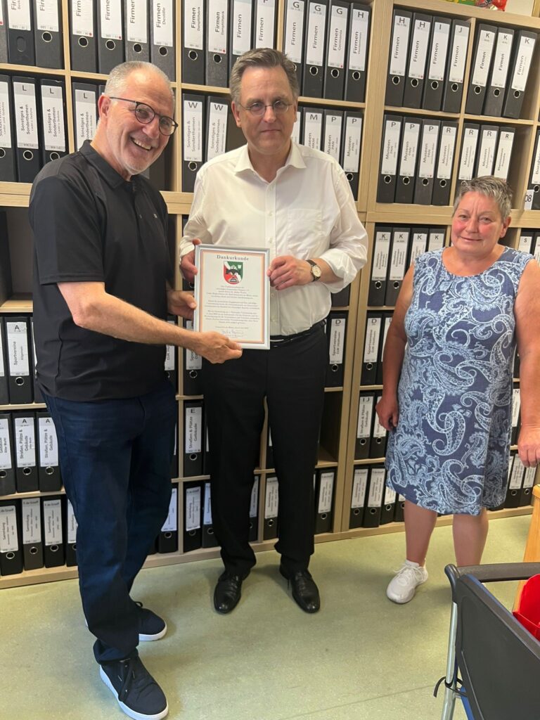  Dr. Stefan Wachs (Mitte) und Barbara Böcker (links) wurden von Joachim Sigmund (li.) für die Unterstützung beim Veteranentag und der Ausstellung zur Emmericher Garnisonszeit im MKM geehrt.